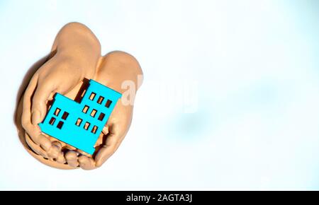 Ein paar hohle Hand halten und pflegen. Stockfoto