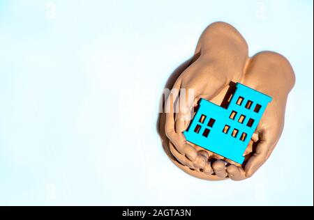 Ein paar hohle Hand halten und pflegen. Stockfoto