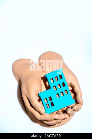 Ein paar hohle Hand halten und pflegen. Stockfoto
