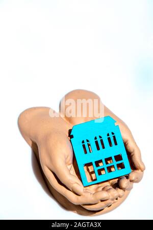 Ein paar hohle Hand halten und pflegen. Stockfoto