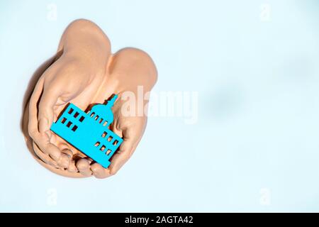 Ein paar hohle Hand halten und pflegen. Stockfoto