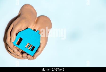 Ein paar hohle Hand halten und pflegen. Stockfoto