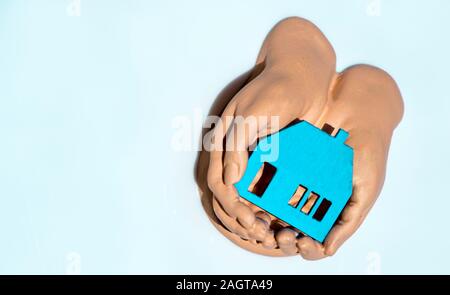 Ein paar hohle Hand halten und pflegen. Stockfoto
