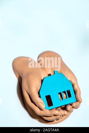 Ein paar hohle Hand halten und pflegen. Stockfoto