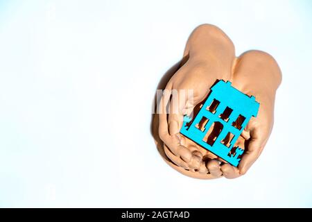 Ein paar hohle Hand halten und pflegen. Stockfoto