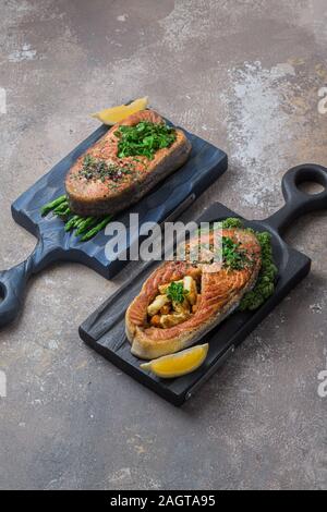 Zwei Lachssteaks mit Gemüse auf Holzbretter, Kopie Raum Stockfoto