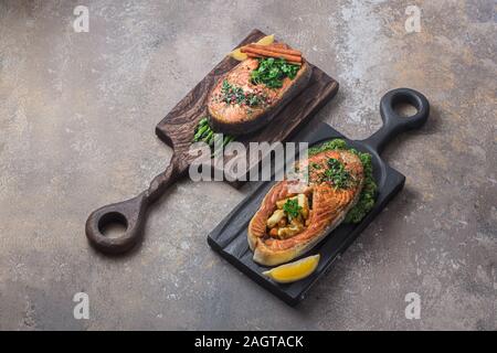 Zwei Lachssteaks mit Gemüse auf Holzbretter, Kopie Raum Stockfoto