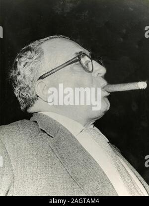 Italienischen christdemokratischen Politiker Silvio Milazzo rauchen Zigarre, 1950er Jahre Stockfoto