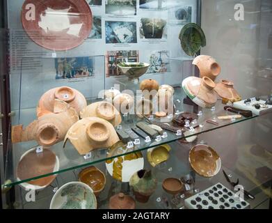 Asowschen Meer, Russland - Juli 27, 2019: Ausgrabungen im Anzeigefenster des Asowschen Historical-Archaeological Museum Stockfoto