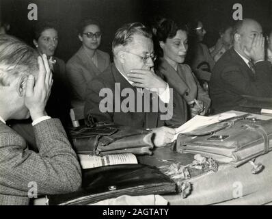 Italienische Politiker Palmiro Togliatti, Caporaso, und pajetta am nationalen Kongress der Kommunistischen Frauen, Rom, Italien 1950 s Stockfoto