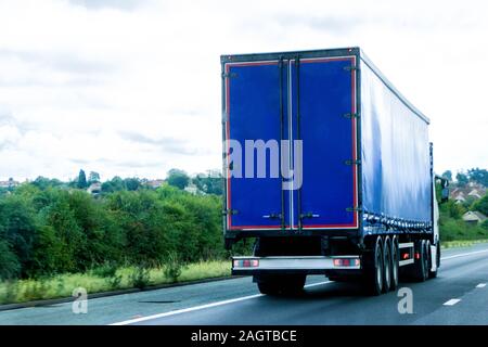 Ein Lkw den Transport von Gütern aller Art, an einer Hauptstraße UK Autobahn unterwegs. Stockfoto