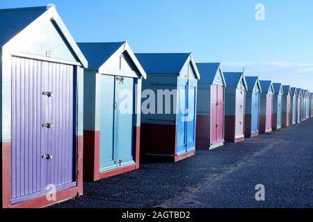 Eine Zeile mit 15 bunten Badekabinen mit einem abnehmenden Perspektive, je näher am Strand Hütten sind groß, die in der Entfernung klein, Infront ist Stockfoto