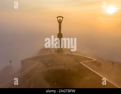 Moody nebligen Morgen in der Zitadelle. Budapest. Ungarn. 2019 Winter. Rising Sun. Nebel. mist. Liberty Bridge. Schlechtes Wetter Stockfoto