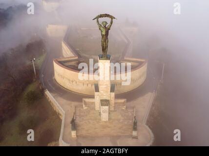 Moody nebligen Morgen in der Zitadelle. Budapest. Ungarn. 2019 Winter. Rising Sun. Nebel. mist. Liberty Bridge. Schlechtes Wetter Stockfoto