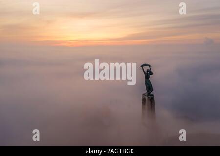 Moody nebligen Morgen in der Zitadelle. Budapest. Ungarn. 2019 Winter. Rising Sun. Nebel. mist. Liberty Bridge. Schlechtes Wetter Stockfoto