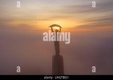 Moody nebligen Morgen in der Zitadelle. Budapest. Ungarn. 2019 Winter. Rising Sun. Nebel. mist. Liberty Bridge. Schlechtes Wetter Stockfoto