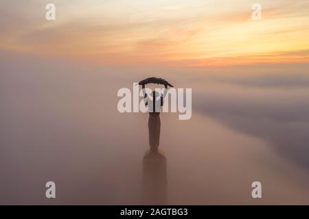 Moody nebligen Morgen in der Zitadelle. Budapest. Ungarn. 2019 Winter. Rising Sun. Nebel. mist. Liberty Bridge. Schlechtes Wetter Stockfoto