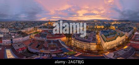 Panoramablick auf die Nacht Foto aus der Innenstadt von Budapest. Inklusive Janos Arany Straße, Straße halten, Ungarischen Nationalen Tressury, MTVA zentrale Gebäude, Libert Stockfoto