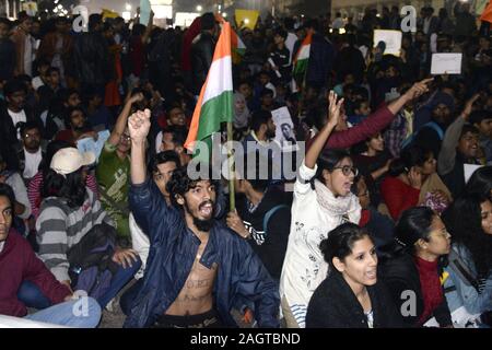 Kolkata, Indien. 21 Dez, 2019. Studenten verschiedener Universitäten halten Poster und Shout Slogan, der bei einer Kundgebung gegen Bürger Amendment Act 2019 zu protestieren. (Foto von Ved Prakash/Pacific Press) Quelle: Pacific Press Agency/Alamy leben Nachrichten Stockfoto