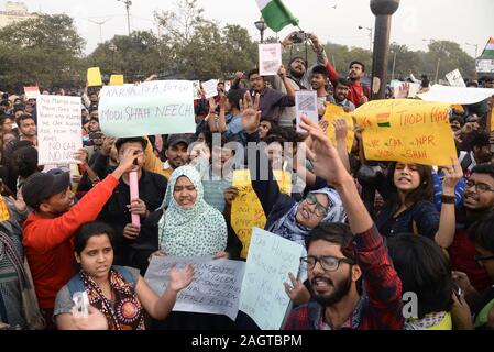 Kolkata, Indien. 21 Dez, 2019. Studenten verschiedener Universitäten halten Poster und Shout Slogan, der bei einer Kundgebung gegen Bürger Amendment Act 2019 zu protestieren. (Foto von Ved Prakash/Pacific Press) Quelle: Pacific Press Agency/Alamy leben Nachrichten Stockfoto