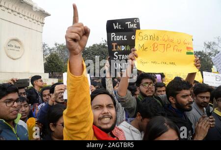 Kolkata, Indien. 21 Dez, 2019. Studenten verschiedener Universitäten halten Poster und Shout Slogan, der bei einer Kundgebung gegen Bürger Amendment Act 2019 zu protestieren. (Foto von Ved Prakash/Pacific Press) Quelle: Pacific Press Agency/Alamy leben Nachrichten Stockfoto