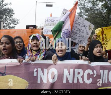 Kolkata, Indien. 21 Dez, 2019. Studenten verschiedener Universitäten halten Poster und Shout Slogan, der bei einer Kundgebung gegen Bürger Amendment Act 2019 zu protestieren. (Foto von Ved Prakash/Pacific Press) Quelle: Pacific Press Agency/Alamy leben Nachrichten Stockfoto