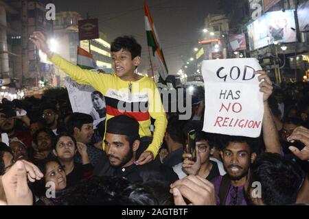 Kolkata, Indien. 21 Dez, 2019. Studenten verschiedener Universitäten halten Poster und Shout Slogan, der bei einer Kundgebung gegen Bürger Amendment Act 2019 zu protestieren. (Foto von Ved Prakash/Pacific Press) Quelle: Pacific Press Agency/Alamy leben Nachrichten Stockfoto