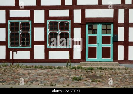 Ein Bild der historischen Ziegel Familie Haus in Klaipeda in Litauen. Die Details der Fachwerk Fassade. Stockfoto