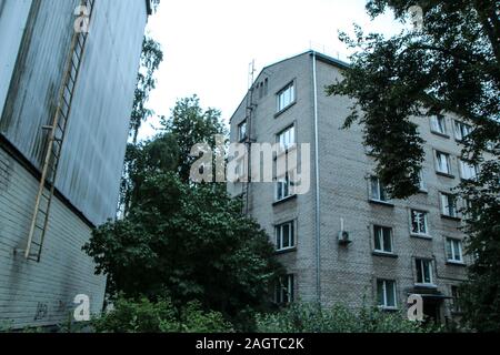 Die alten Mehrfamilienhaus Gebäude aus der sowjetischen Ära in Riga in Lettland. Stockfoto