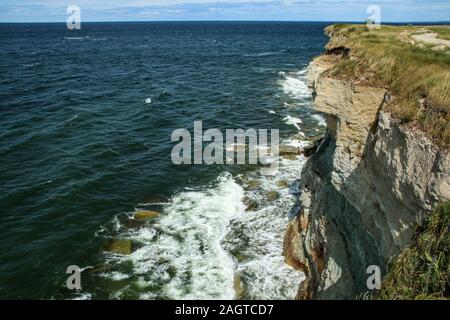 Das Bild von der wilden Küste von Paldiski in Estland. Sie sehen den hohen Klippen über dem Meer. Stockfoto