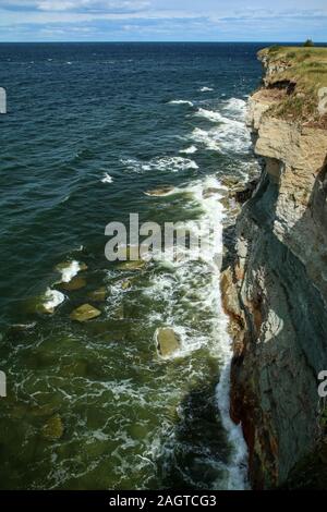 Das Bild von der wilden Küste von Paldiski in Estland. Sie sehen den hohen Klippen über dem Meer. Stockfoto