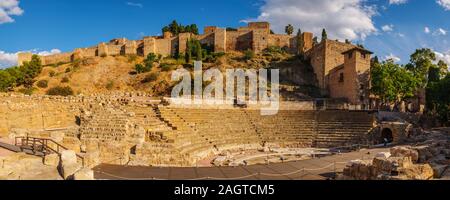 Panorama Fotografie. Das Römische Theater und arabische Alcazaba, Málaga, Costa del Sol, Andalusien im Süden von Spanien. Europa Stockfoto
