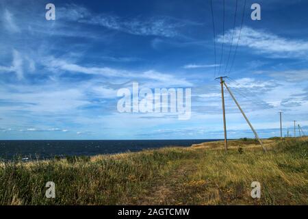 Das Bild von der wilden Küste von Paldiski in Estland. Sehen Sie die strommasten auf den Klippen. Stockfoto