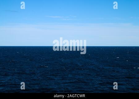 Das Bild von einer Fähre zwischen Schweden und Finnland. Der Kontrast zwischen dem hellen Himmel und dunklen Wasser. Stockfoto