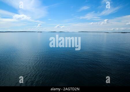 Das Bild von einer Fähre zwischen Schweden und Finnland. Die kleine schwedische Inseln sind sichtbar vom Boot aus. Stockfoto