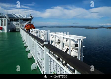 Das Bild von einer Fähre zwischen Schweden und Finnland. Das obere Deck- und Sicherheitsausrüstung auf der Seite sichtbar sind. Stockfoto