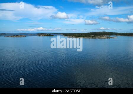 Das Bild von einer Fähre zwischen Schweden und Finnland. Die kleine schwedische Inseln sind sichtbar vom Boot aus. Stockfoto