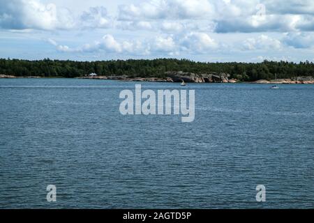 Das Bild von einer Fähre zwischen Schweden und Finnland. Die kleine schwedische Inseln sind sichtbar vom Boot aus. Stockfoto