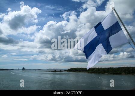 Das Bild von einer Fähre zwischen Schweden und Finnland. Die finnische flah hängt auf dem hinteren Teil des Schiffes. Stockfoto