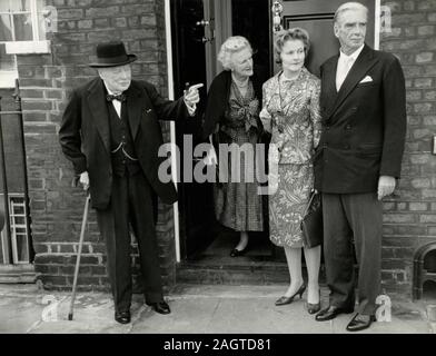 Der ehemalige britische Premierminister Sir Winston Churchill und Dame mit Anthony Eden und Lady für ein Mittagessen am Hyde Park Gate, London, Großbritannien 1961 Stockfoto