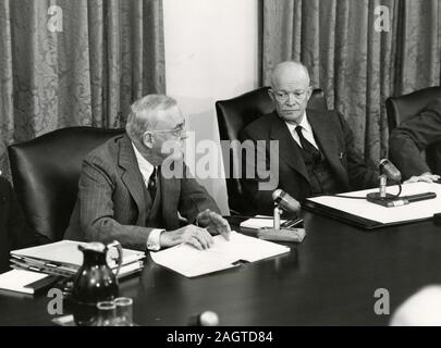 US-Außenminister John Foster Dulles und US-Präsident Dwight Eisenhower während einer im Fernsehen übertragenen Kabinettssitzung, Washington, DC, USA 1954 Stockfoto