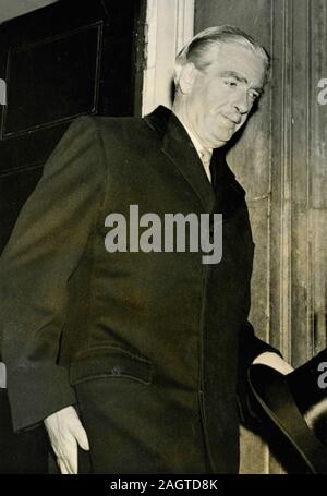 Der britische Premierminister Anthony Eden verlassen Nr. 10 Downing Street, London, UK 1957 Stockfoto