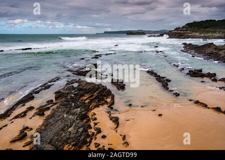 Panoramablick von Sardinero Strand an einem regnerischen Wintertag, Kantabrische Meer Santander. Kantabrien, Spanien. Europa Stockfoto