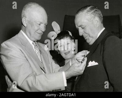 US-Präsident Dwight Eisenhower präsentiert Paul G. Hoffman die Auszeichnung als der Vater des Jahres wie Frau Eisenhower sieht, Washington, DC, USA 1954 Stockfoto