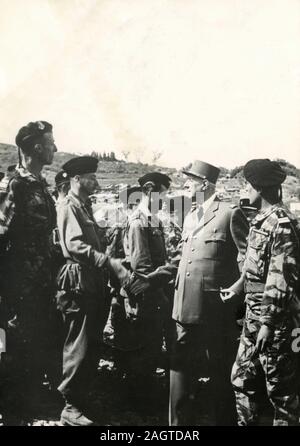 Der französische Präsident Charles De Gaulle besucht die britischen Truppen, 1940er Jahre Stockfoto