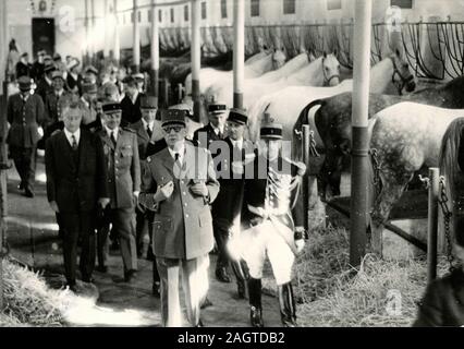 Der französische Präsident Charles De Gaulle, mit von Messmer (rechts) und allgemeine Ely besucht die Republikanische Garde stabil, 1960 Stockfoto