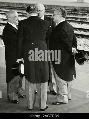 Amintore FANFANI italienischer Politiker, Präsident Giovanni Gronchi, Cesare Merzagora, und Giovanni Leone in morgen Schicht auf einem Bahnhof, Italien, 1950 Stockfoto