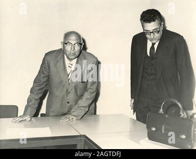 Italienische Politiker der PSI-sozialistische Partei Pietro Nenni und Riccardo Lombardi auf einer Party treffen, Rom, Italien 1960 Stockfoto