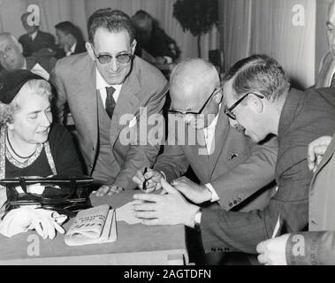 Italienische Politiker der PSI-sozialistische Partei Lina Merlin, Pasquale Schiano, und Pietro Nenni auf einem Kongress in Rom, Italien 1960 Stockfoto