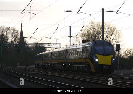 Grand Central Klasse 180 Adelante übergibt das Dorf Offord Cluny, auf der East Coast Main Line, Cambridgeshire, Großbritannien Stockfoto